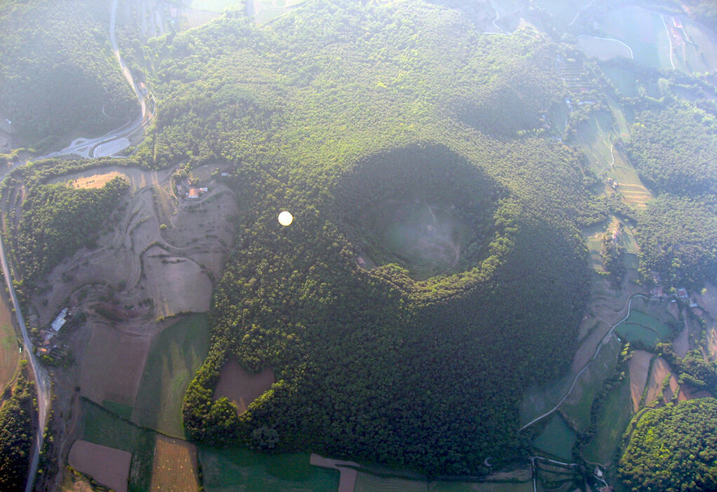 Ecosenda familiar: Volcà de Santa Margarida - volca--_de_santa_margarida_vist_des_dun_globus.jpeg
