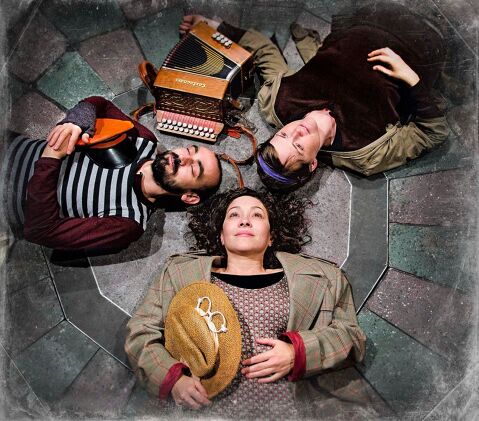 Momo - momo_anna_roca2.jpg