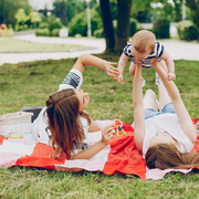 Per un estiu JOMO - family-is-resting-park-copia.jpg