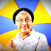 Campaments d'estiu amb Jordi Tonietti - jordi-amb-paraigua.jpeg