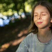 Per un estiu JOMO - medium-shot-smiley-kid-outdoors-copia.jpg