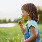 Asma infantil  - nina-campo-diente-leon-al-atardecer-nino-feliz-emocional.jpg