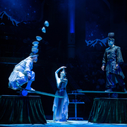 Festival Internacional del Circ Elefant d’Or - shaanxi-acrobatic-art-troupe---llanc--ament-de-tasses-damunt-corro------xina_baixa.jpg